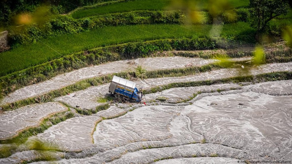 Terras agrícolas cheias de lama após inundações ao longo do rio Bhotekoshi, no Nepal — Foto: Ambir Tolang/NurPhoto/picture alliance via DW
