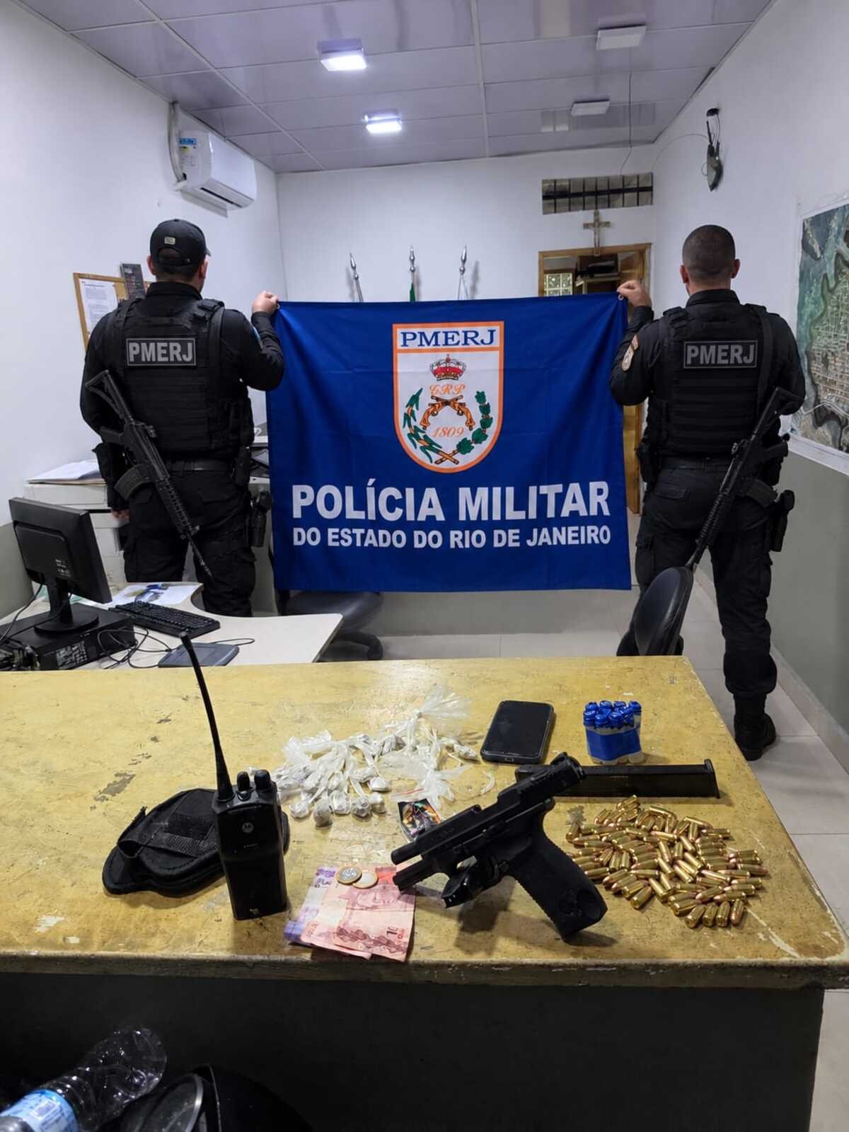 Dois homens são presos com arma e drogas em Angra dos Reis