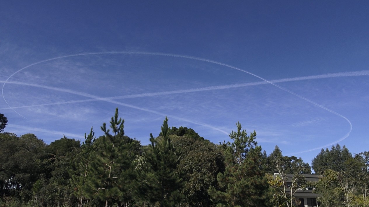 VÍDEO: avião comercial 'dá voltas' e deixa rastro no céu do Paraná; entenda o que aconteceu