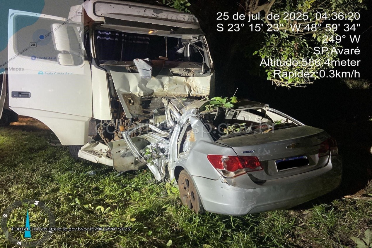 Motorista morre após bater de frente contra carreta na rodovia SP-255 em Avaré