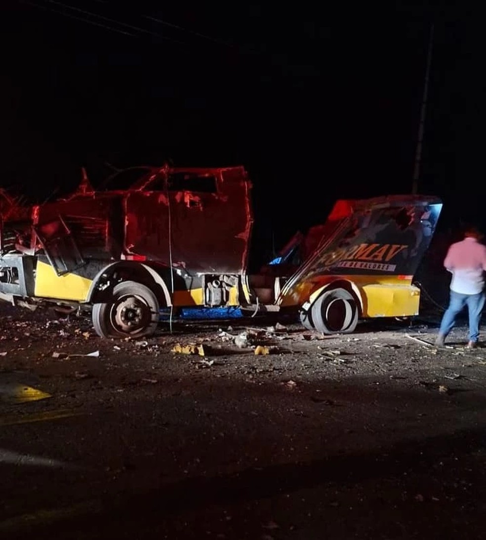 Um grupo de criminosos explodiu um carro-forte no início da noite dessa terça-feira (30) na BR-316, no município de Bacabal — Foto: Fábio Costa