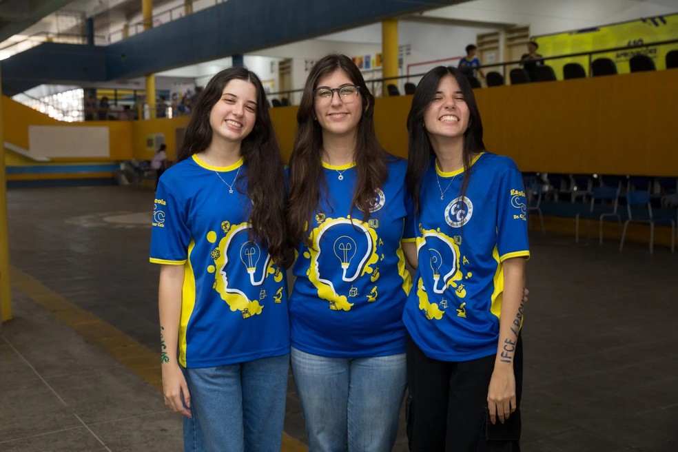 As trigêmeas Yasmin, Letícia e Beatriz conquistaram vagas na Uece e no IFCE — Foto: Fabiane de Paula/SVM