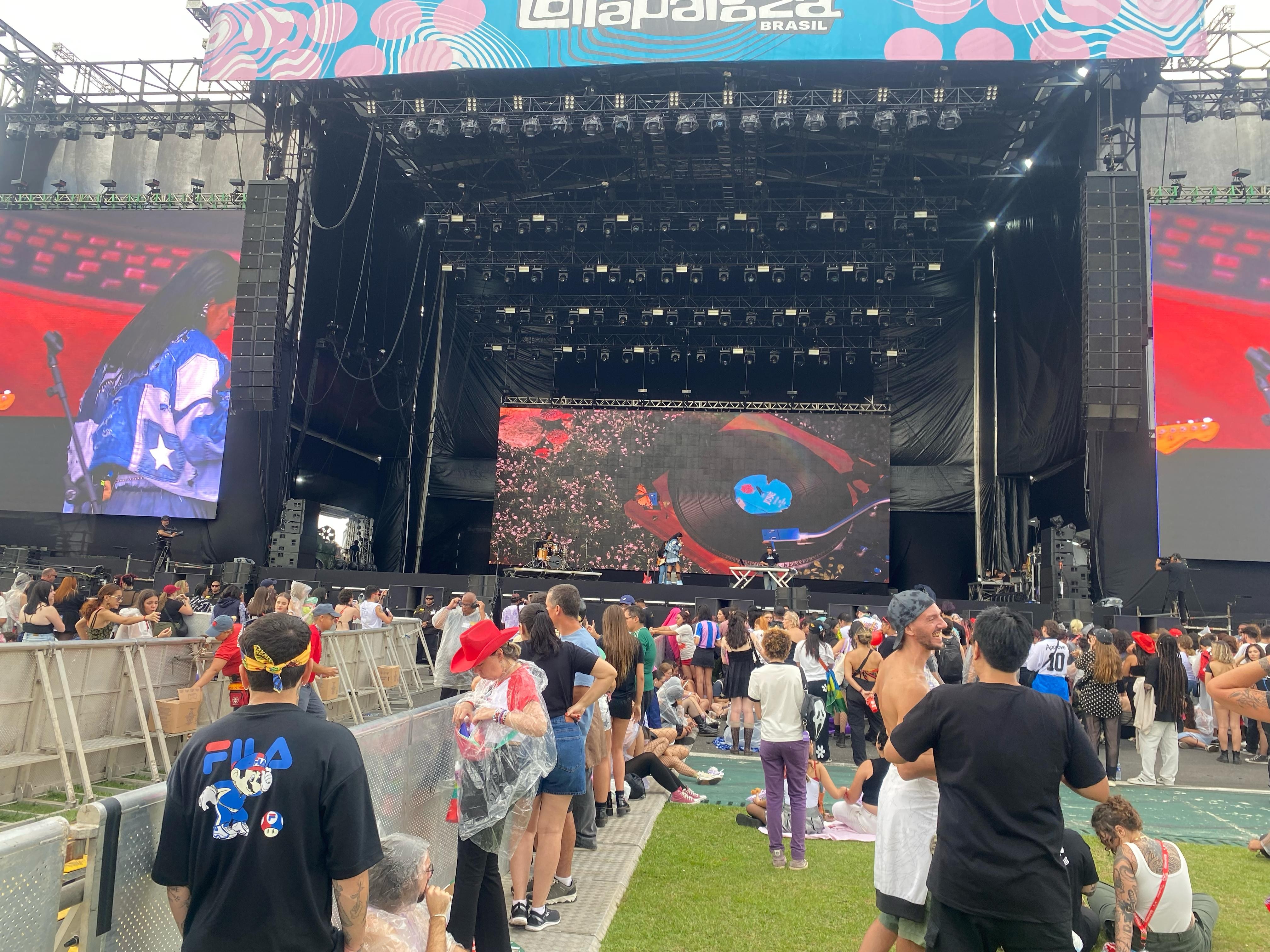 Indie dançante e música para rebolar lentinho: estreantes usam Lolla de vitrine e se apresentam para curiosos | Lollapalooza 2025