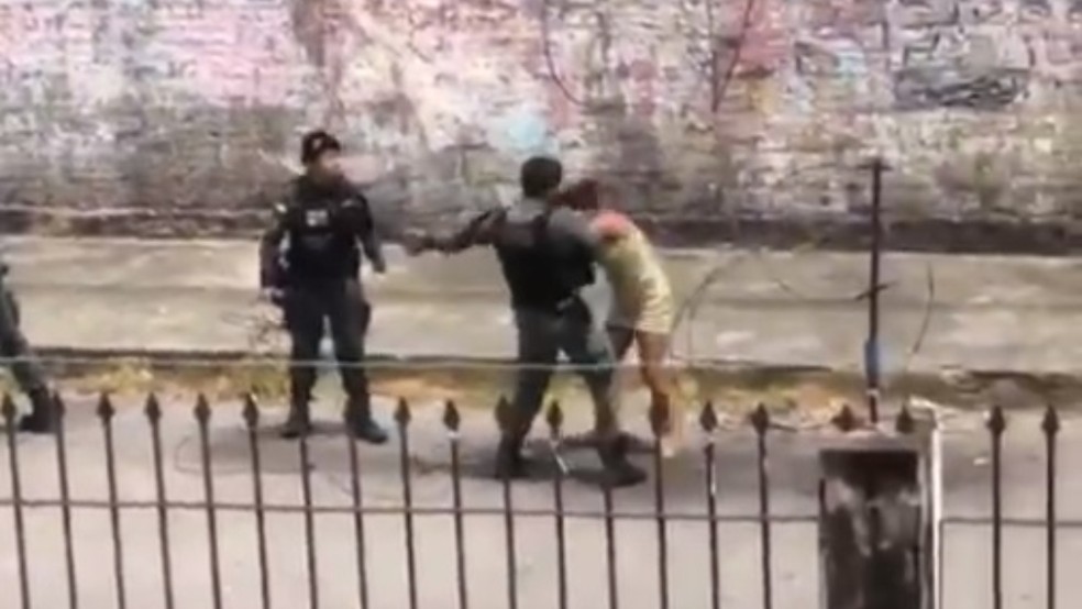 Policial deu chute e vários socos em mulher que reclamava de abordagem da PM em Fortaleza — Foto: Reprodução