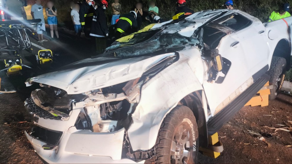 Caminhonete em que os adolescentes estavam ficou completamente destruída — Foto: Defesa Civil