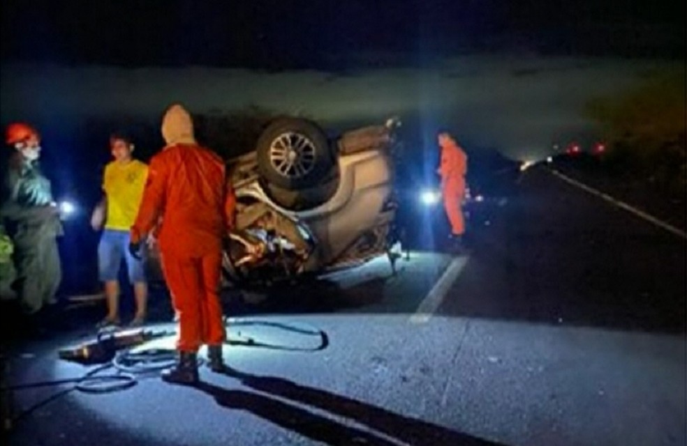Motorista do carro foi socorrido com ferimentos leves. — Foto: Corpo de Bombeiros/ Divulgação