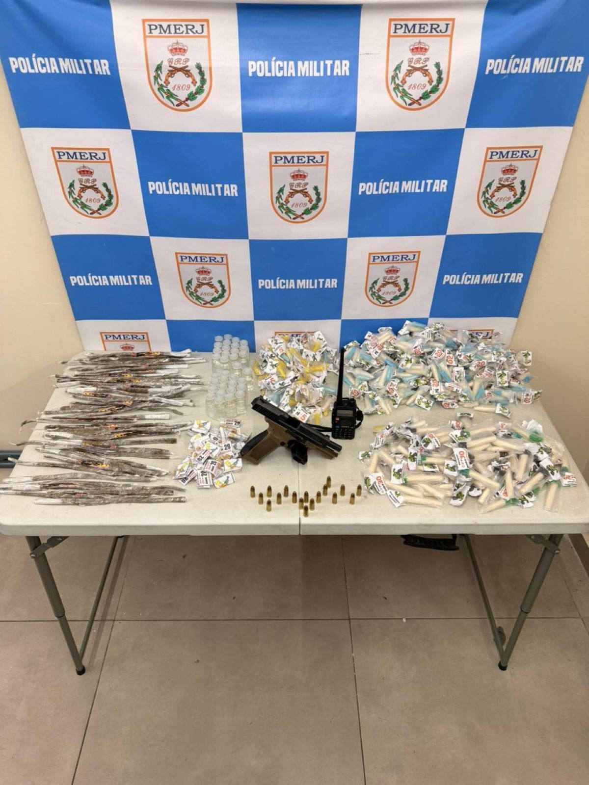 Homem é preso com arma e drogas em Volta Redonda