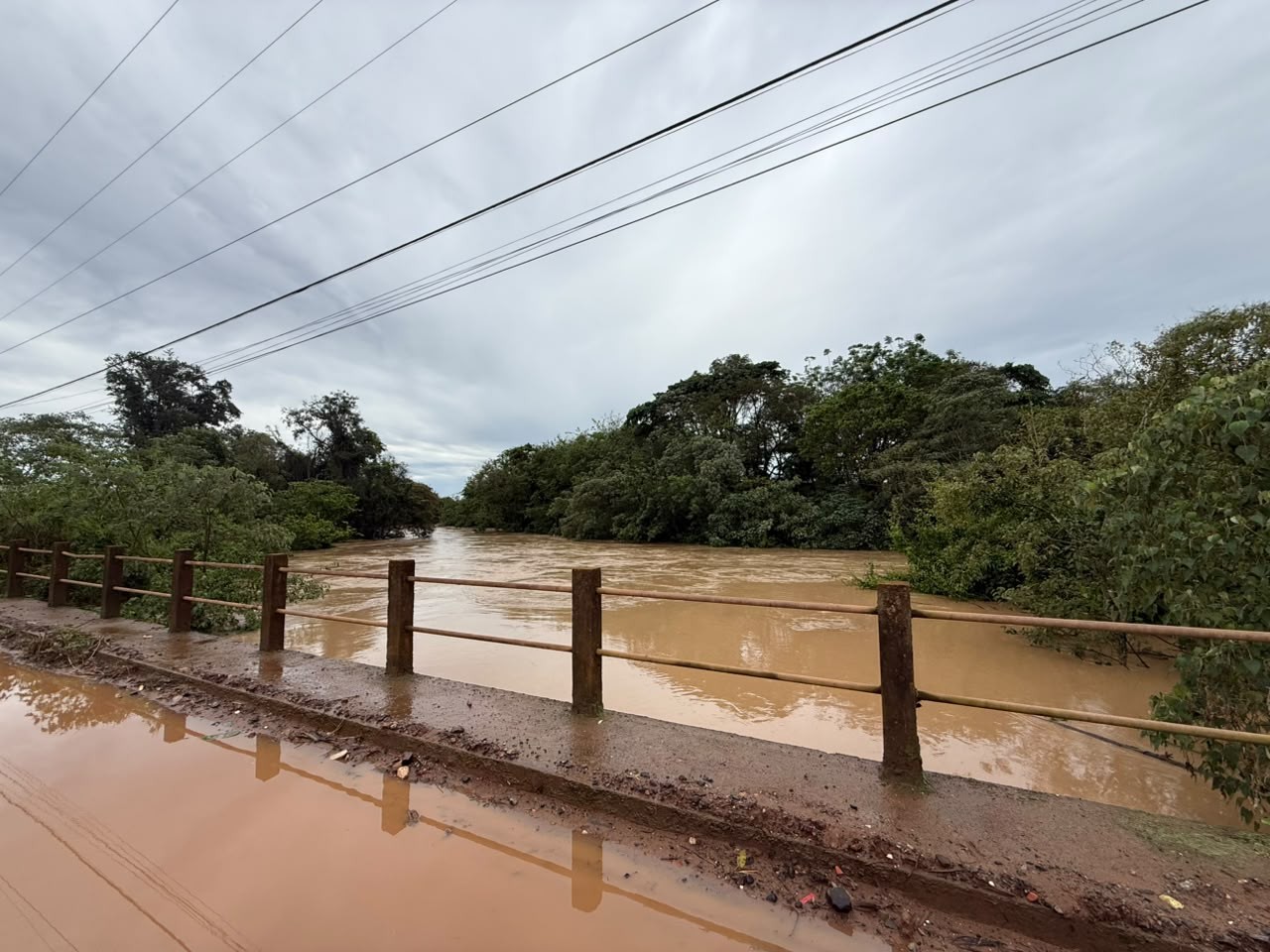 Rio transborda, deixa pessoas desabrigadas e interdita vias em Capivari 