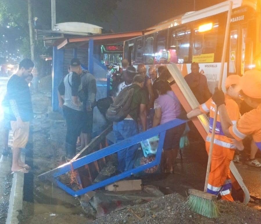 Cobertura de ponto de ônibus desaba em Nova Iguaçu e mulher fica ferida