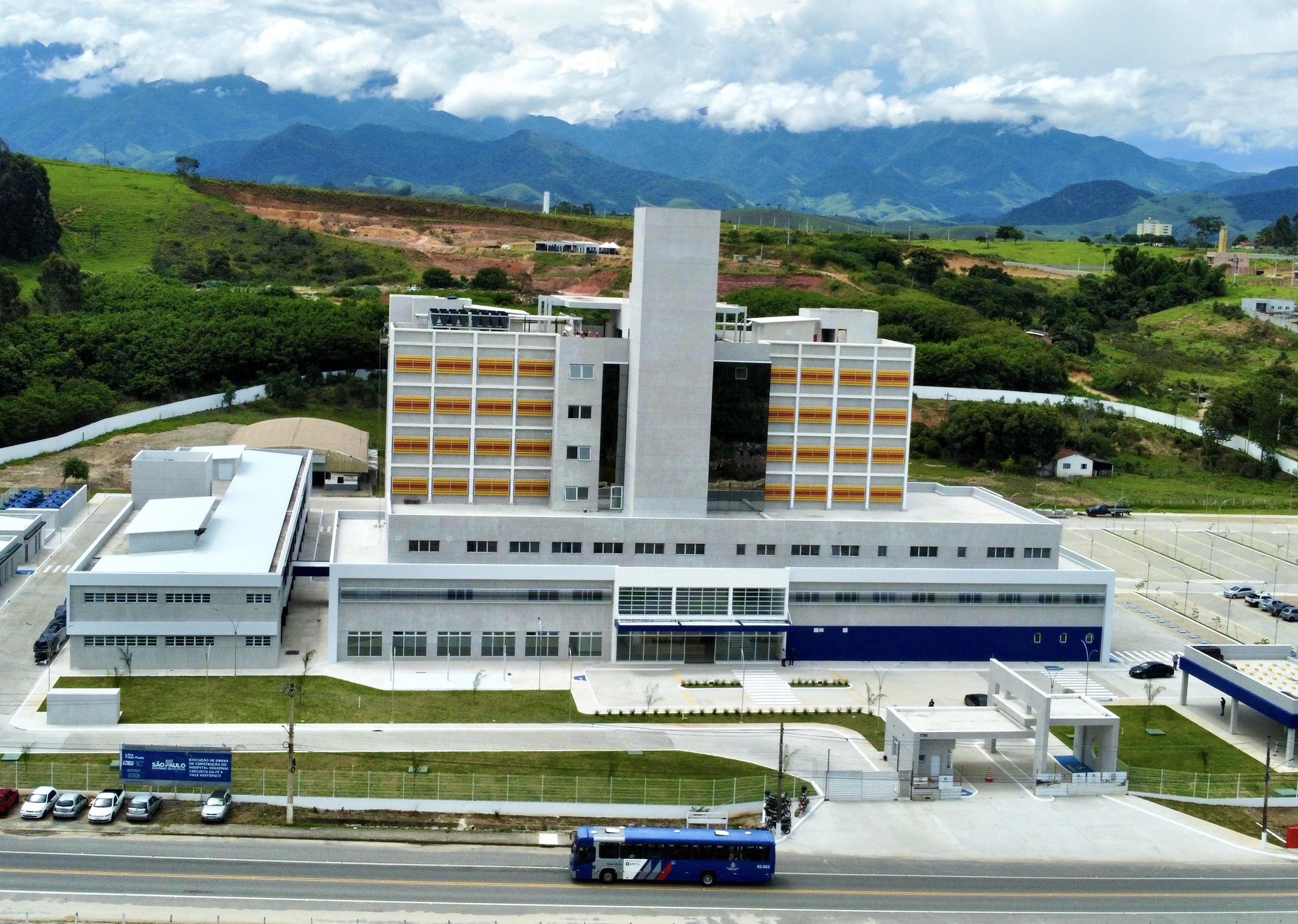 Hospital Regional de Cruzeiro abre processo seletivo para 55 cargos; salários vão até R$ 9,2 mil