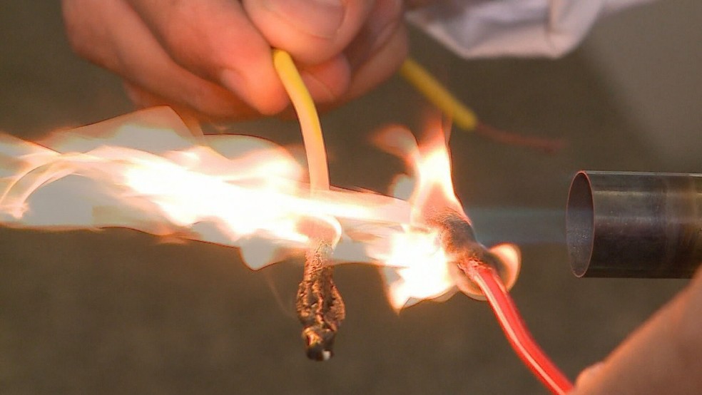 O teste de propagação do fogo feito com os fios — Foto: Reprodução/Jornal Hoje