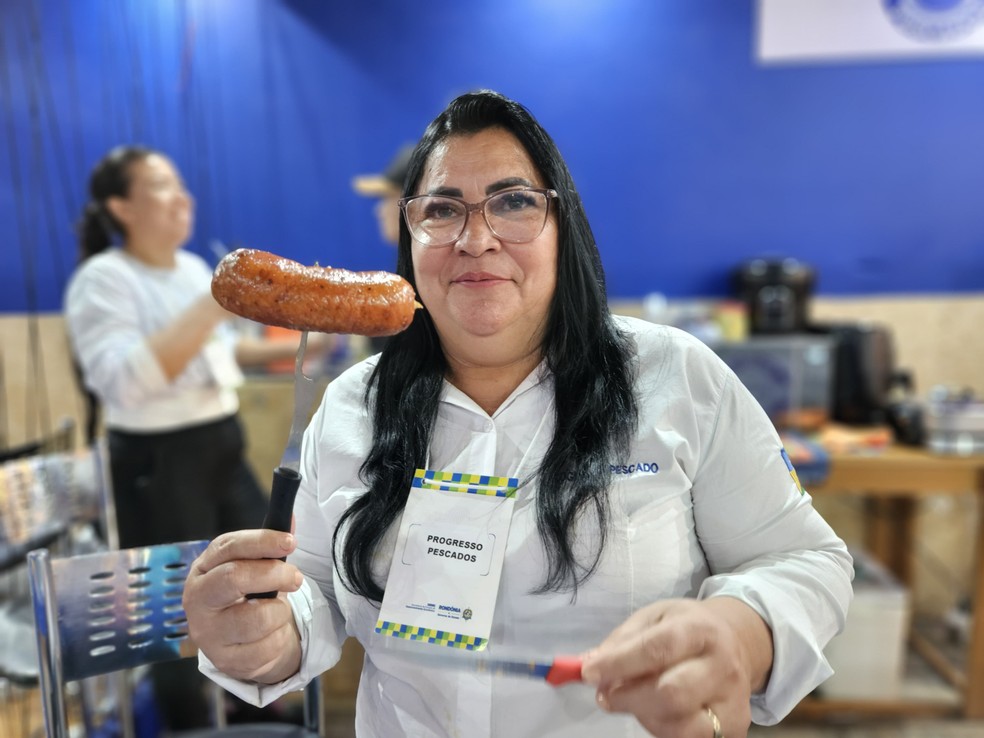 Nara Souza e a linguiça feita com peixe — Foto: Agaminon Sales/g1