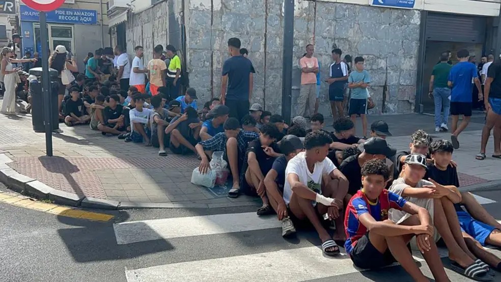 Os menores estrangeiros fazem fila diante de uma delegacia de polícia de Ceuta para serem identificados e iniciar seu acesso aos serviços de acolhimento — Foto: Gabriela Sardá Núñez / Getty