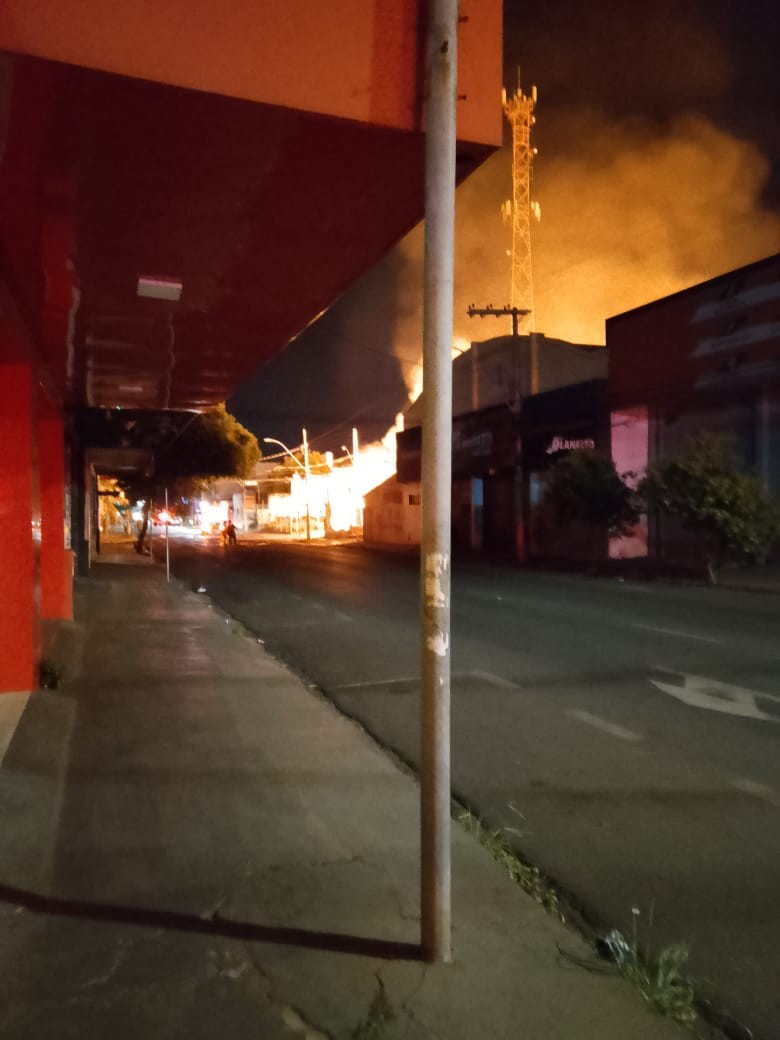 VÍDEO: Incêndios de grandes proporções atingem empresas de Uberlândia; moradores precisaram deixar casas 