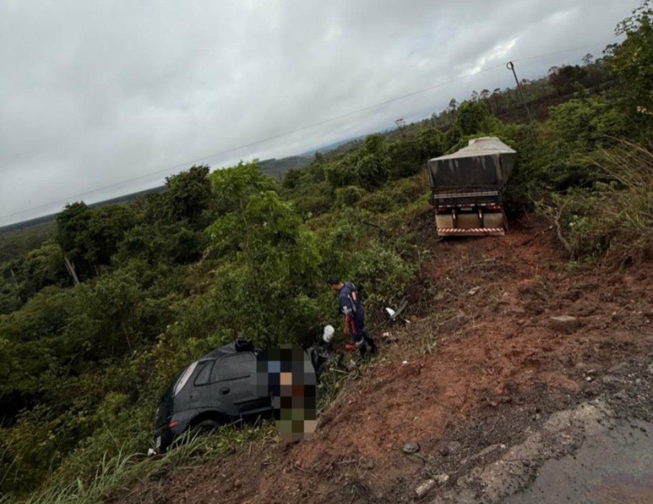 Homem e mulher mortos em acidente entre carro e caminhão na BR-251 eram irmãos