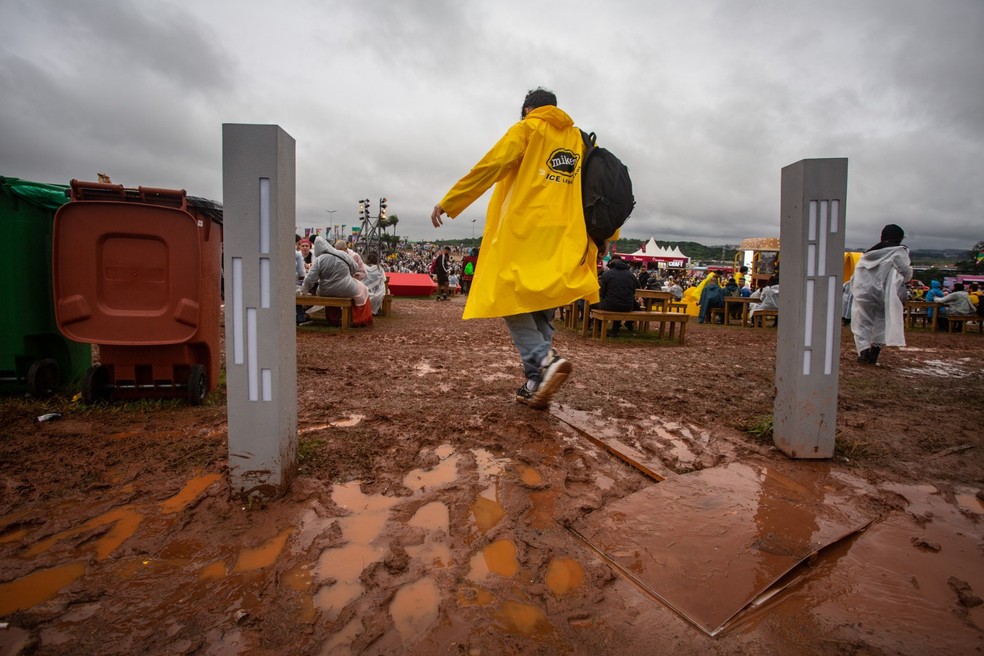 Público adota estratégias para lidar com a lama no Lollapalooza em SP — Foto: Fábio Tito/g1