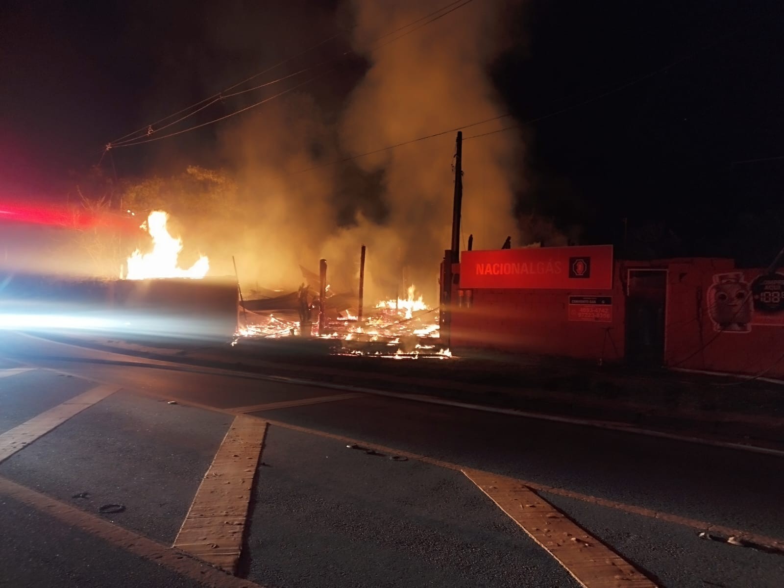 Incêndio atinge loja de móveis em Guararema