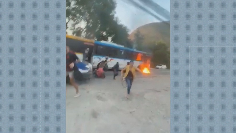 Passageiros correm, em desespero, para escapar de incêndio em ônibus — Foto: Reprodução