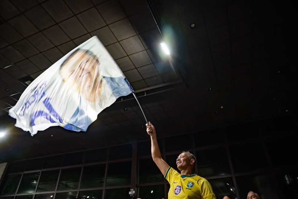Eleitor de Tarcísio de Freitas durante festa de comemoração em SP — Foto: Rafael Peixoto/g1