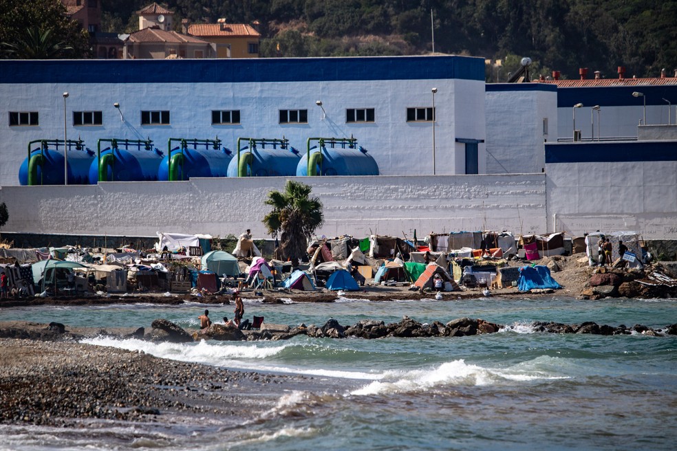 Imigrantes estão precariamente instalados em barracas nas praias de Ceuta — Foto: Antonio Sempere / AFP