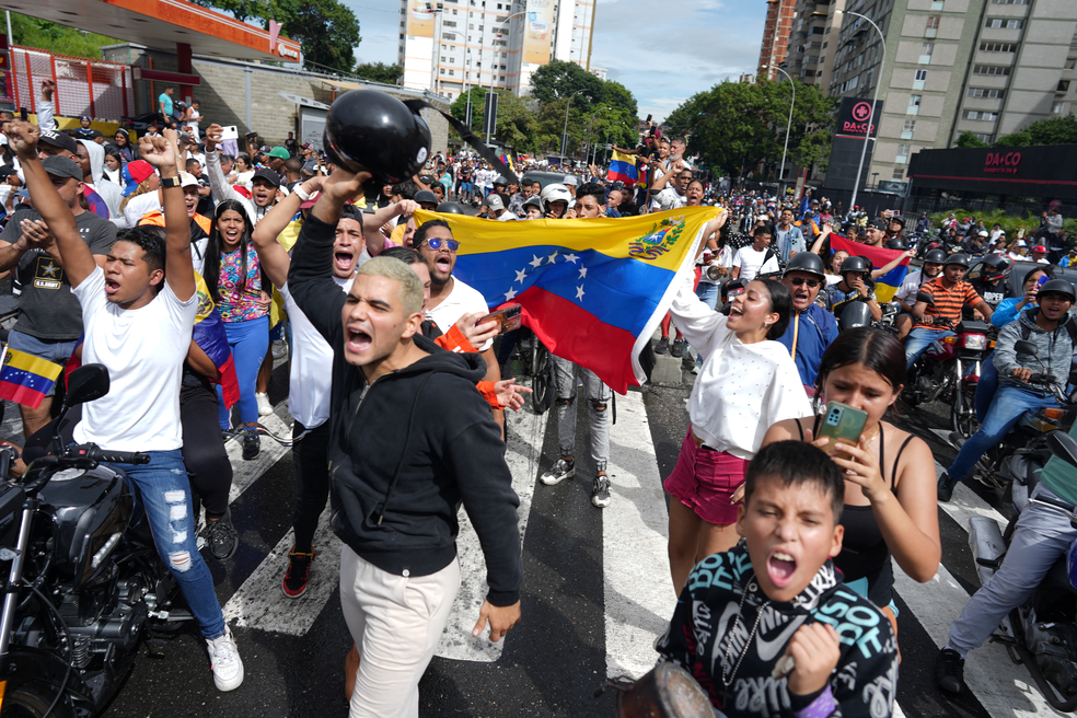 Manifestação contra Maduro em Caracas na tarde desta segunda-feira (29) — Foto: Alexandre Meneghini/Reuters