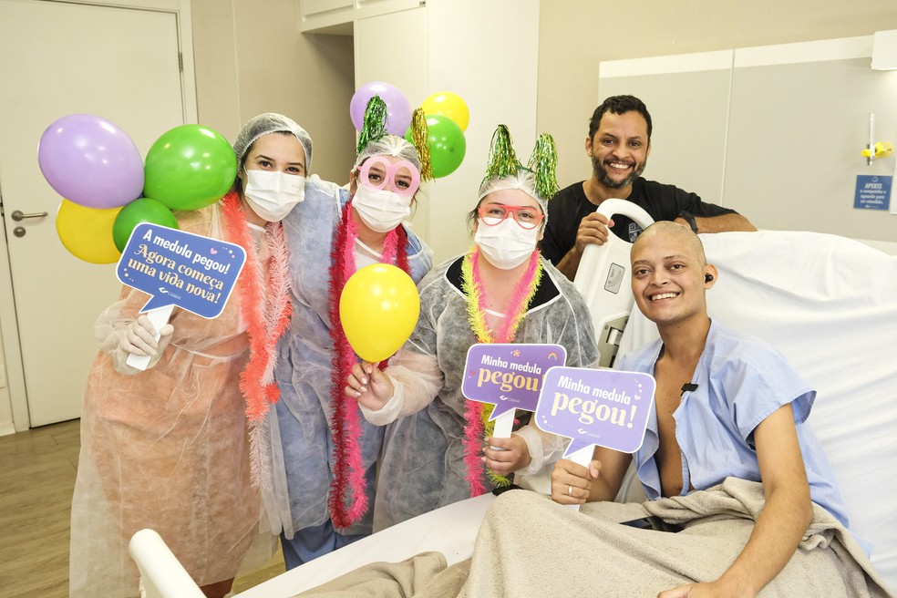 Equipe médica e família comemoraram alta. — Foto: Messias Ferreira/Reprodução