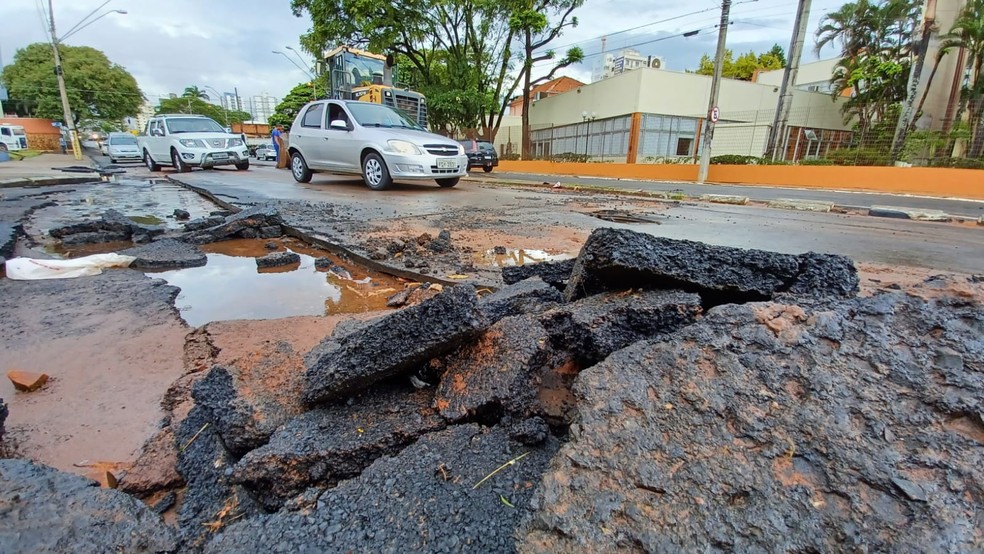 4 de 4
Temporal causa alagamentos, volta a descolar asfalto e deixa at&eacute; caminh&atilde;o da Emdurb submerso em Bauru &mdash; Foto: Fernando Savioli/TV TEM