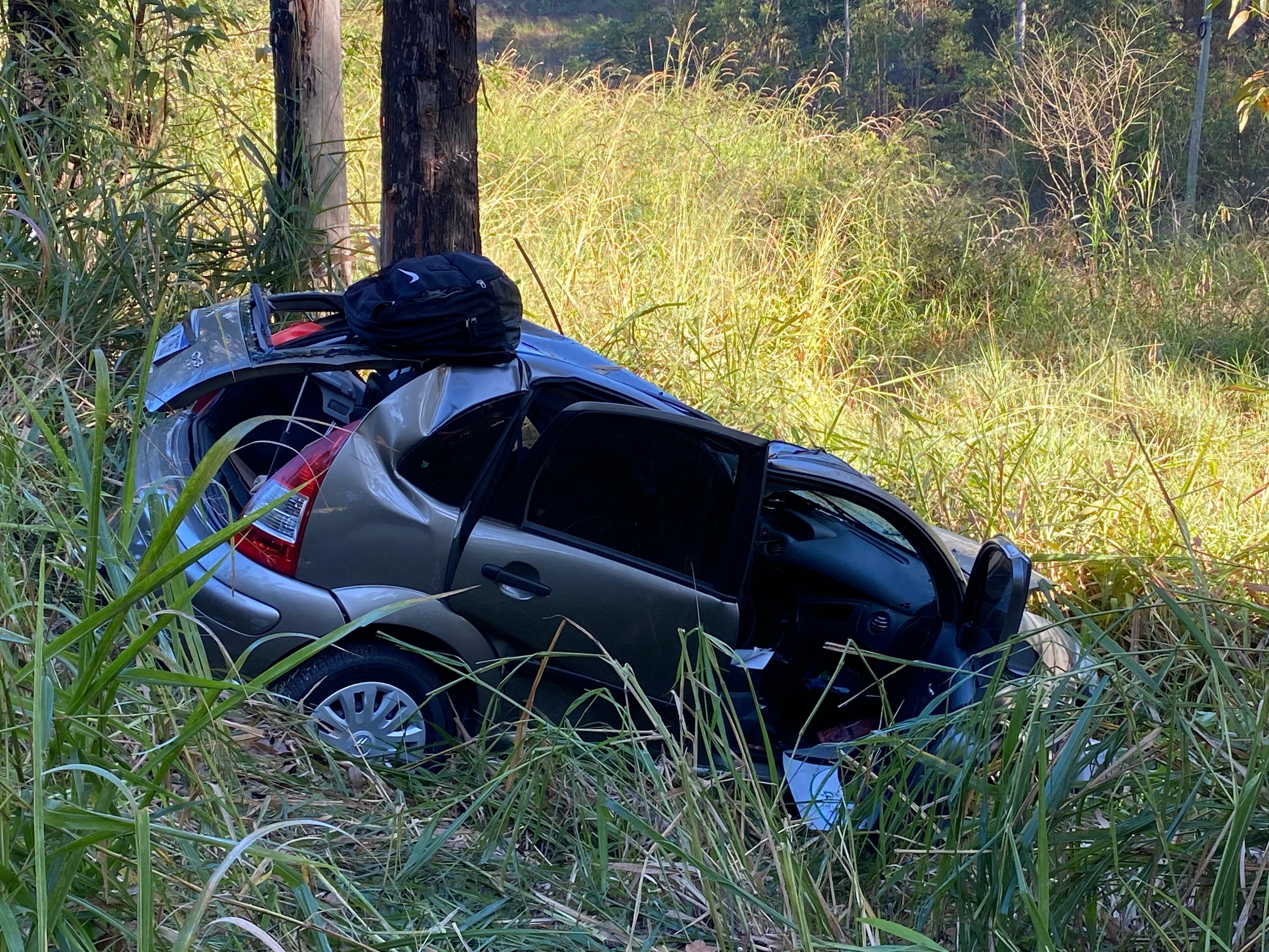 Motorista bate carro em árvore e morre na Avenida Juiz de Fora 