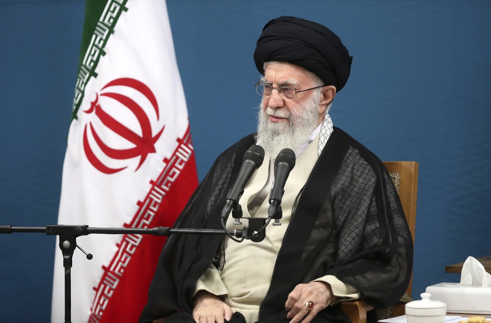 Líder supremo do irã, o aiatolá Ali Khamenei, em reunião com equipe do presidente Masoud Pezeshkian, em Teerã, na terça (27) — Foto: Escritório do Líder Supremo do Irã/via AP