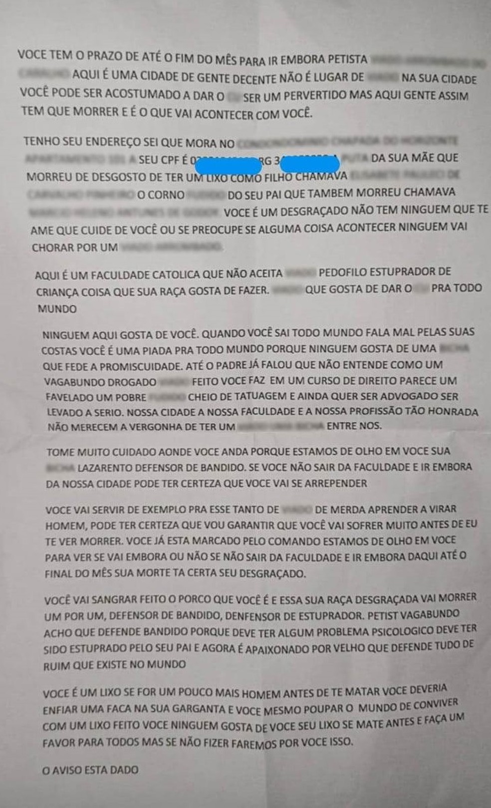 Carta com diversas ameaças de morte e frases de cunho sexual e homofóbicas estava em apostila, segundo o estudante.  — Foto: Cedida