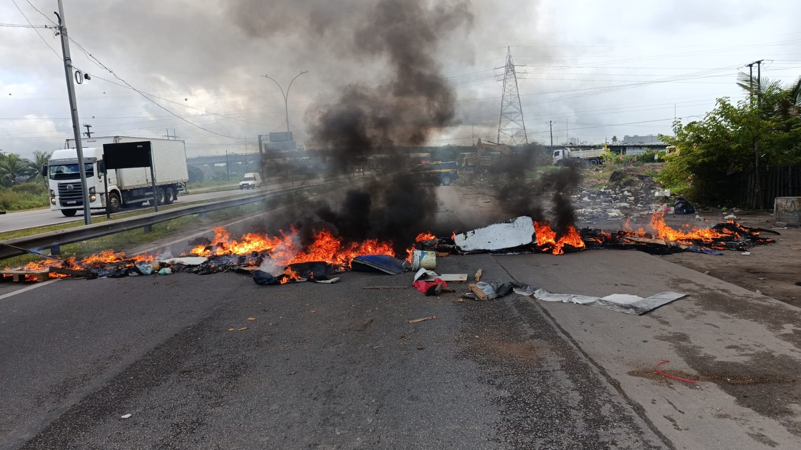 Pelo 3º dia seguido, protestos no Recife cobram auxílio do governo de PE para vítimas das chuvas; VÍDEO 