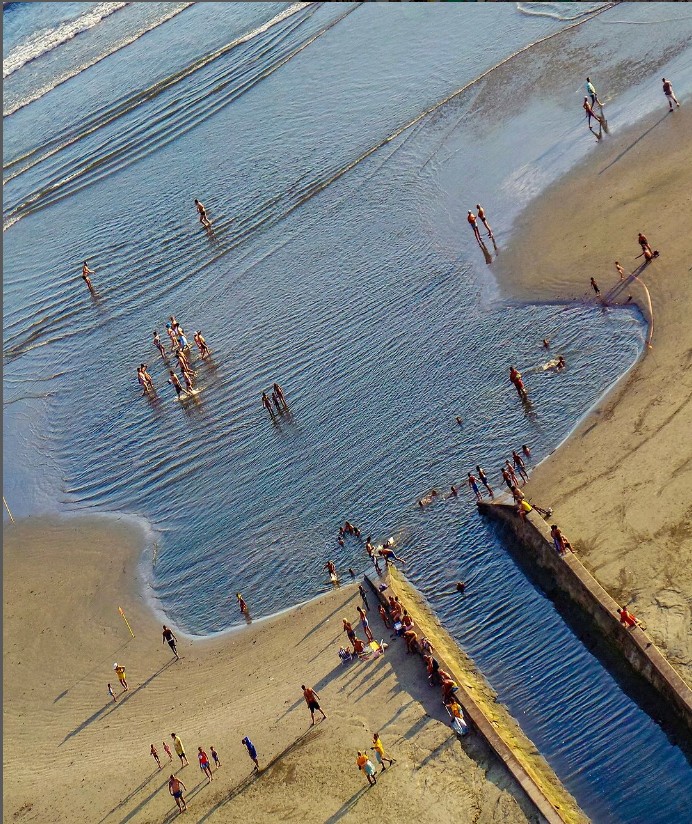 Foto de maré em formato inusitado de violão repercute 10 anos após ser feita no litoral de SP; veja 
