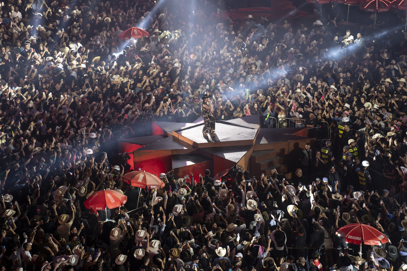 Ana Castela começa show histórico como embaixadora de Barretos no meio da arena lotada