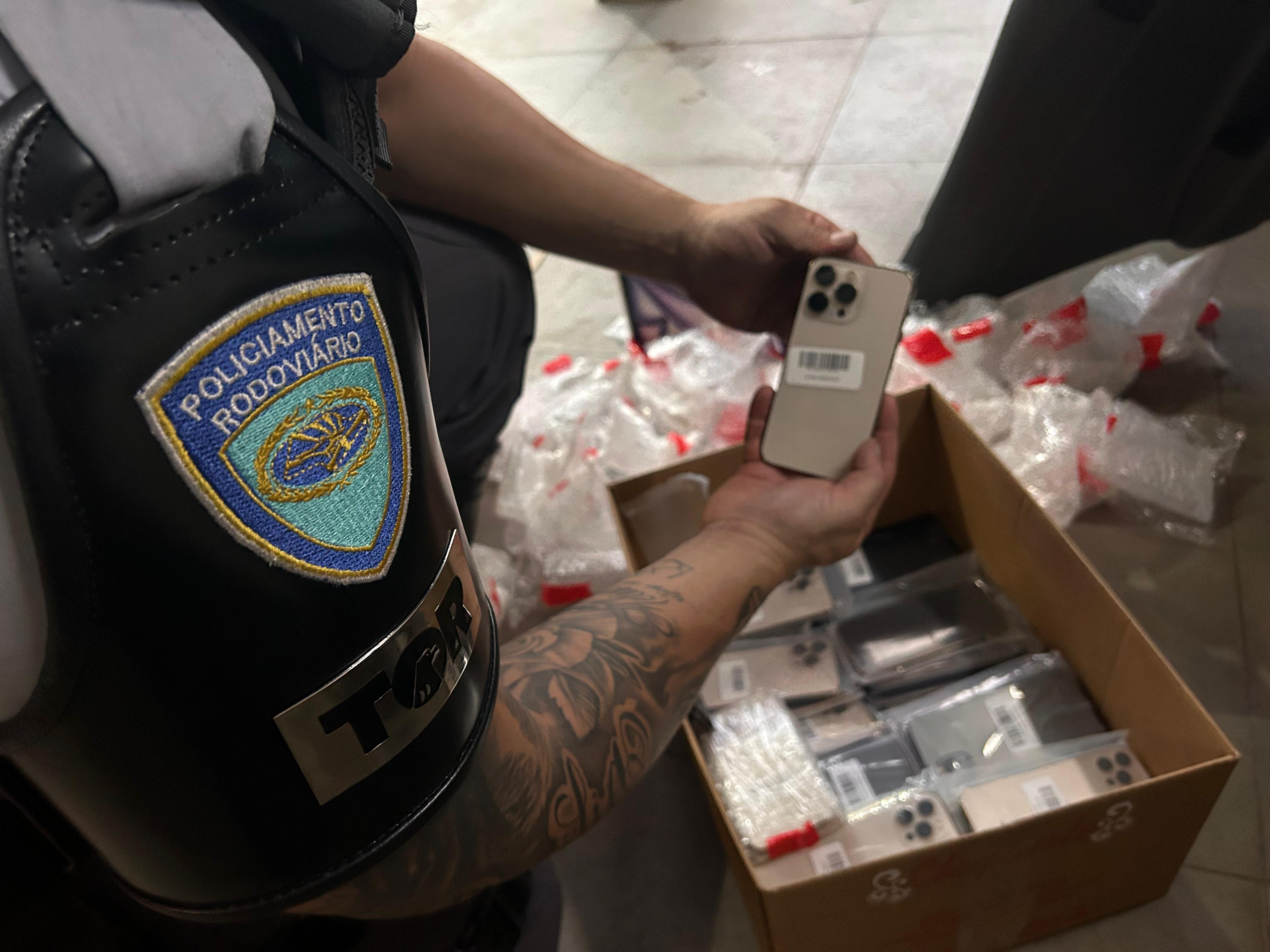 Motorista é preso ao transportar mais de 100 celulares sem nota fiscal em rodovia de Tatuí
