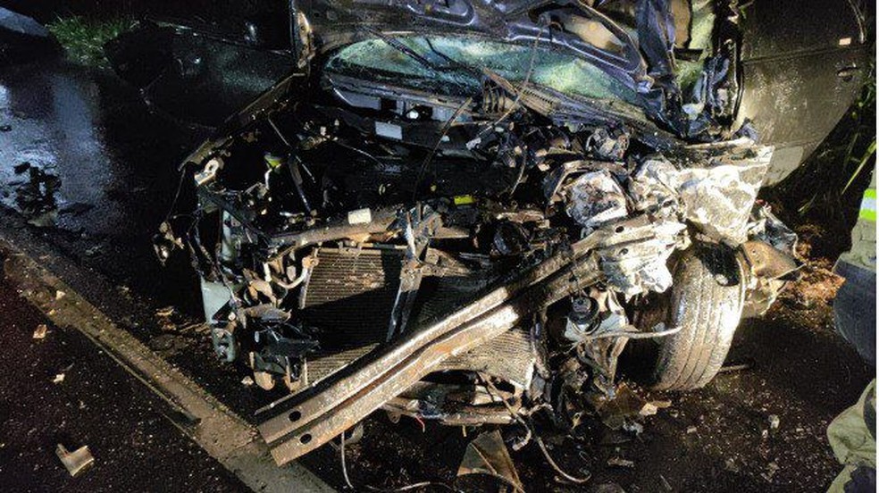 Um dos carros após acidente na BR-267, em Juiz de Fora — Foto: Corpo de Bombeiros/Divulgação