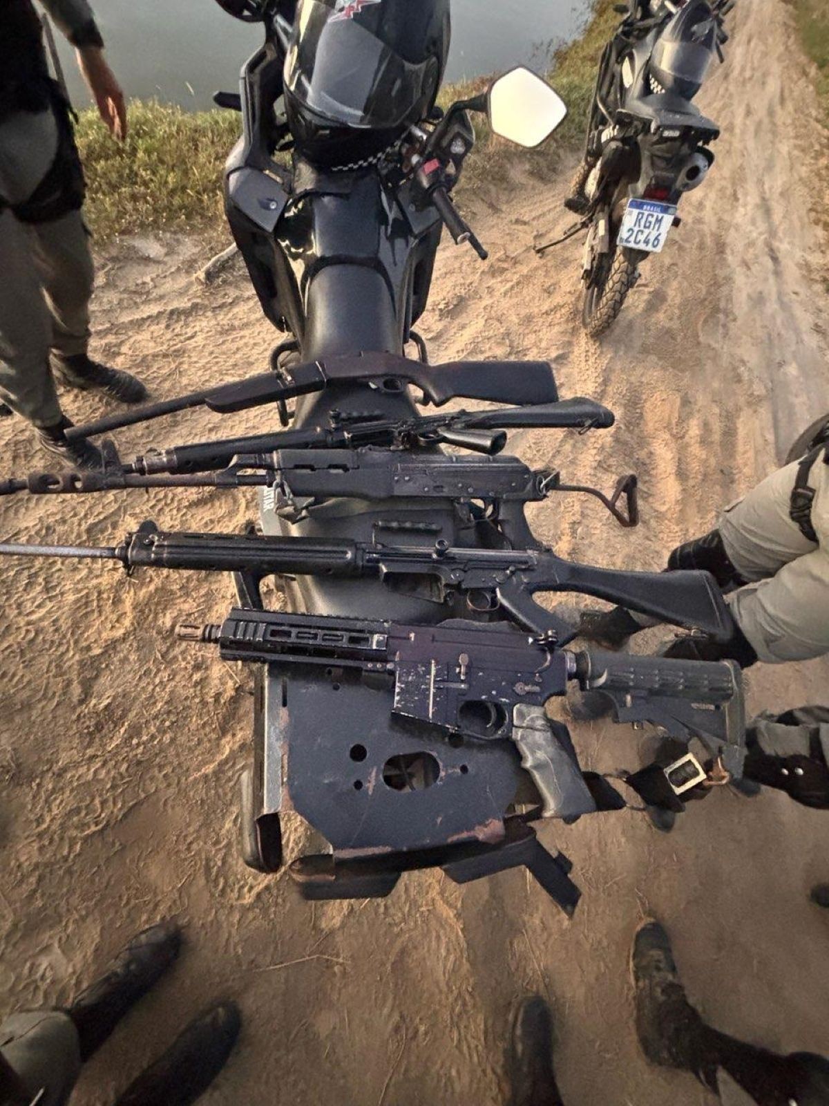 PM apreende quatro fuzis, pistolas e drogas na Grande Natal
