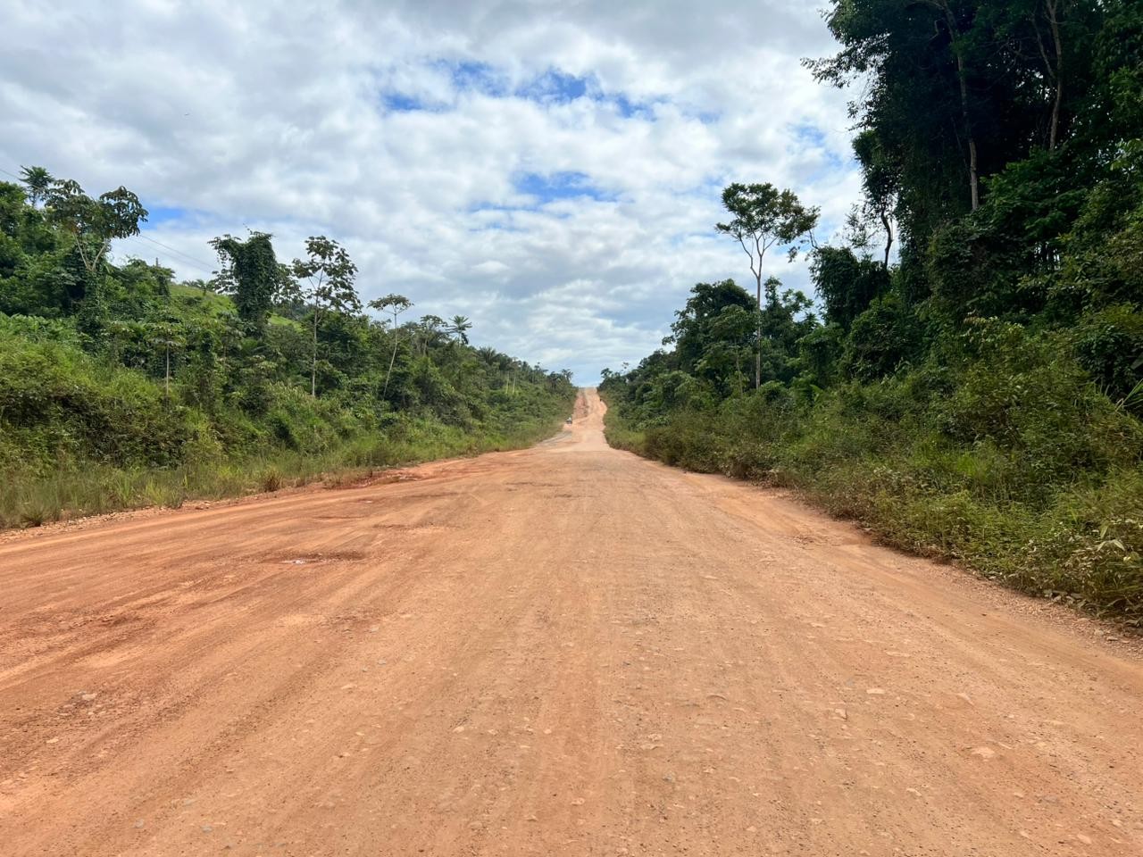 Motoristas reclamam de buracos, trechos sem asfalto e risco de acidentes na BR-174, em Pacaraima