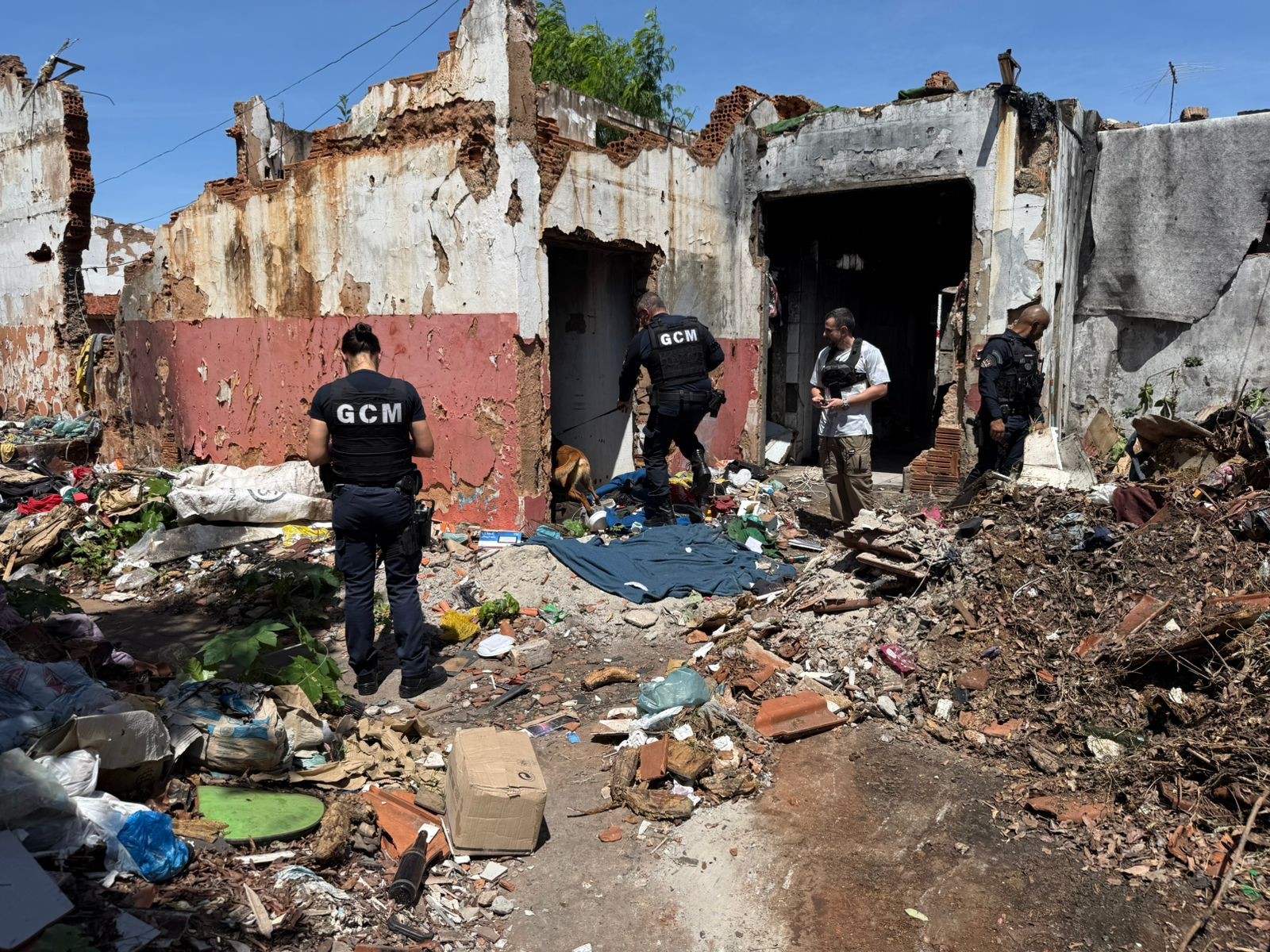 GCM faz operação contra tráfico de drogas e encontra adolescente vítima de exploração sexual em imóvel abandonado
