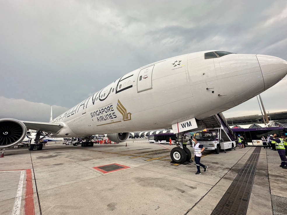 Boeing 777 da Singapore Airlines no aeroporto de Bagkok após pouso não programado por conta de turbulência severa que deixou um morto e dezenas de feridos, em 21 de maio de 2024. — Foto: Pongsak Suksi via Reuters