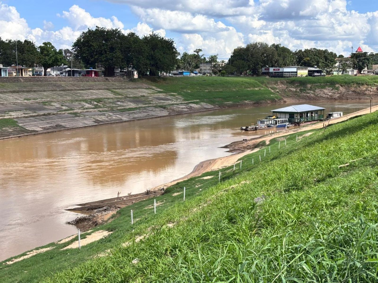 Com chuvas abaixo da média, Rio Acre deve continuar em vazante e agrava estiagem na capital