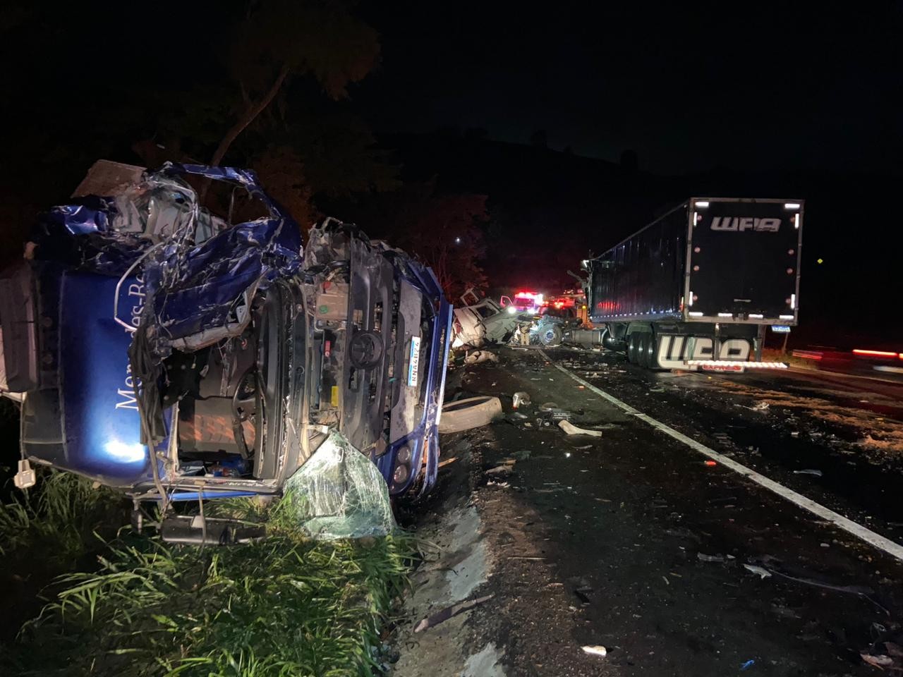 Carreta bate de frente com caminhão e mata uma pessoa na BR-116, em Manhuaçu