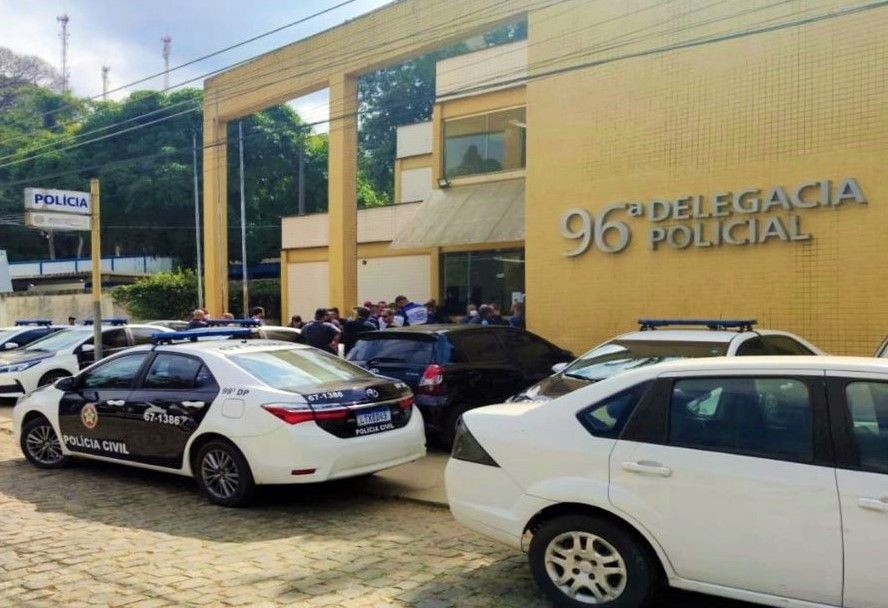 Mulher é presa em flagrante por agredir a filha com cabo de vassoura em Paty do Alferes