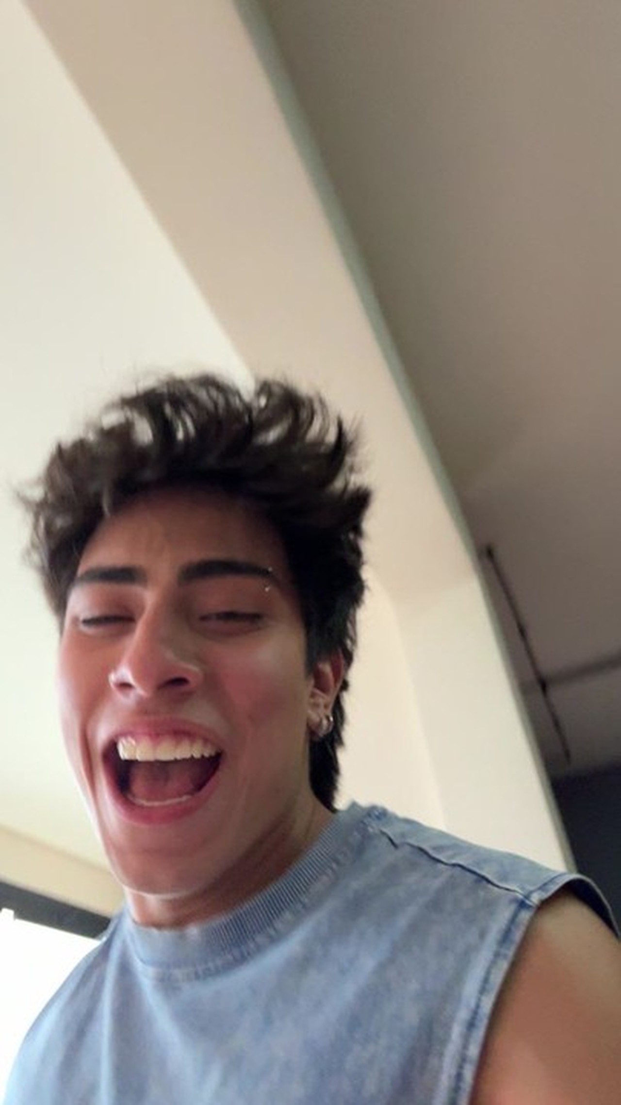 Alegria dura pouco: vídeo mostra comemoração com volta da luz e novo apagão segundos depois na Zona Sul de SP