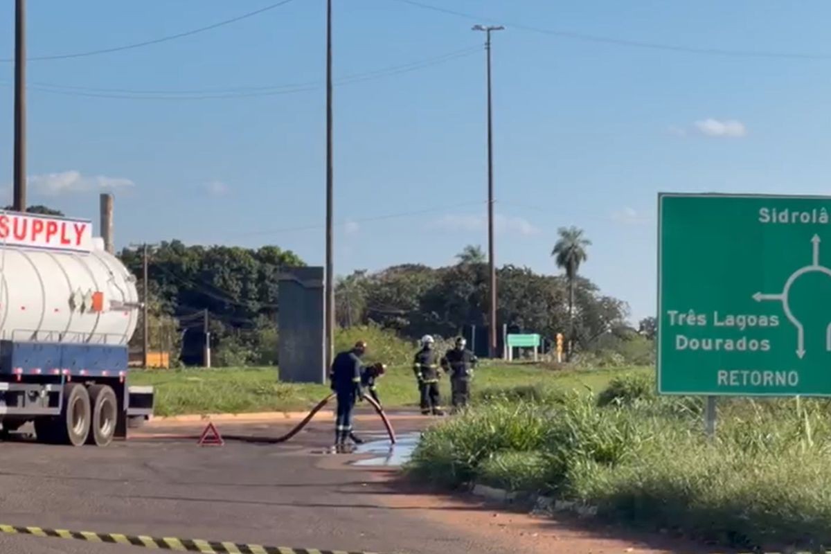Caminhão-tanque com etanol tomba em rotatória causa congestionamento em avenida de Campo Grande