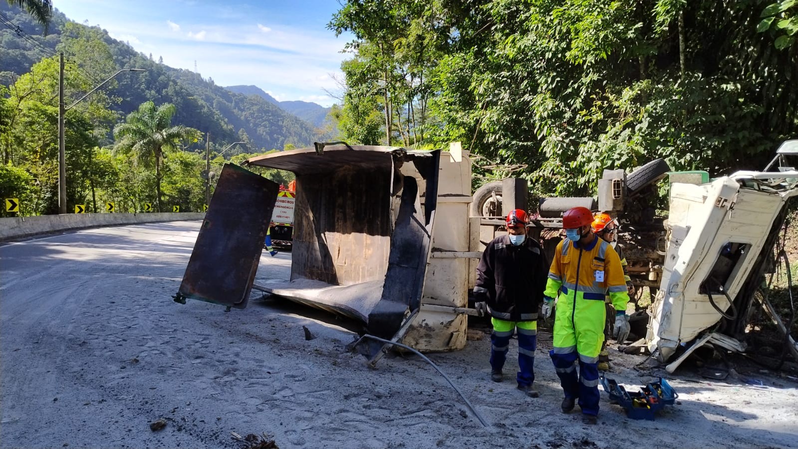 Motorista fica ferido após caminhão tombar na serra antiga da rodovia dos Tamoios