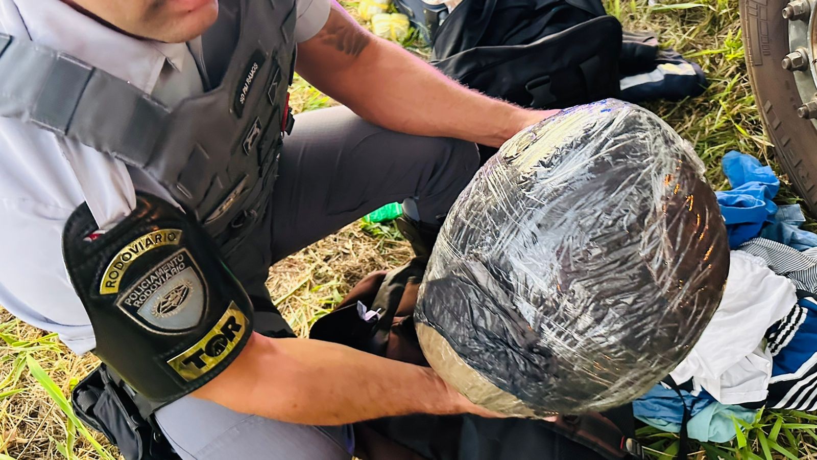 Passageiros de ônibus são presos ao transportarem mais de 19kg de droga na Rodovia Raposo Tavares, em Presidente Venceslau