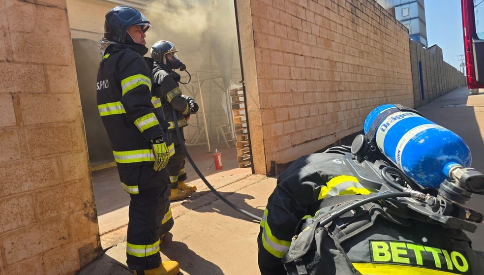 2 de 3
Bombeiros fizeram o combate das chamas na fábrica em Tupã — Foto: Diego Pereira
