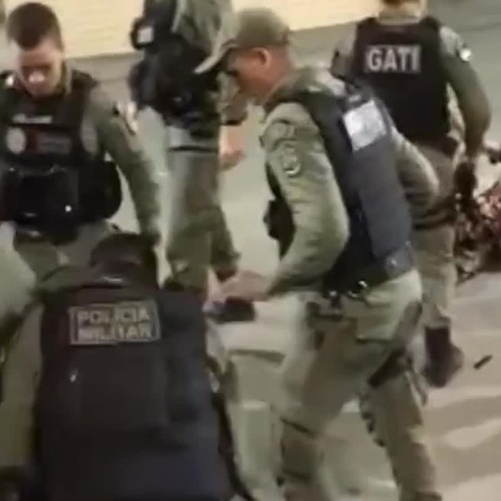 VÍDEO: fardados, policiais militares surpreendem crianças e jogam