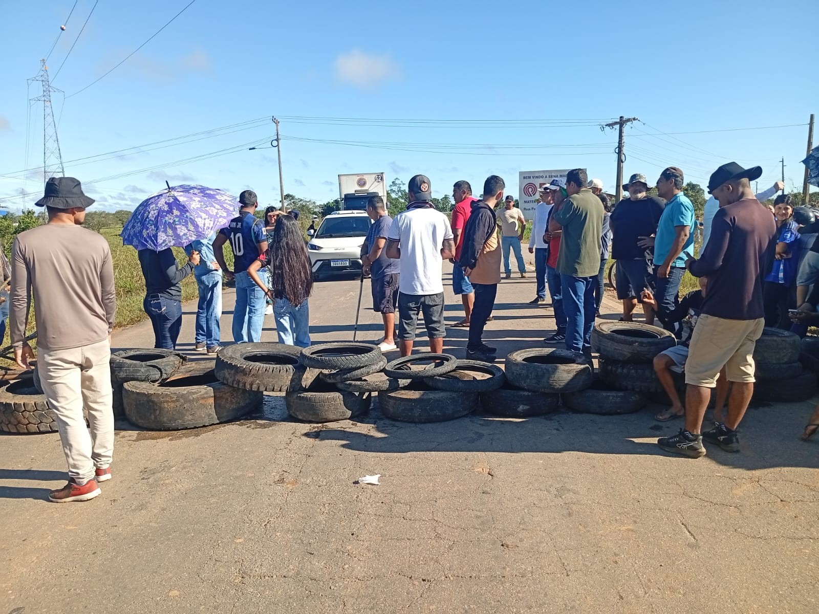 Moradores fecham rodovia em protesto por melhorias após ponte desabar no Acre