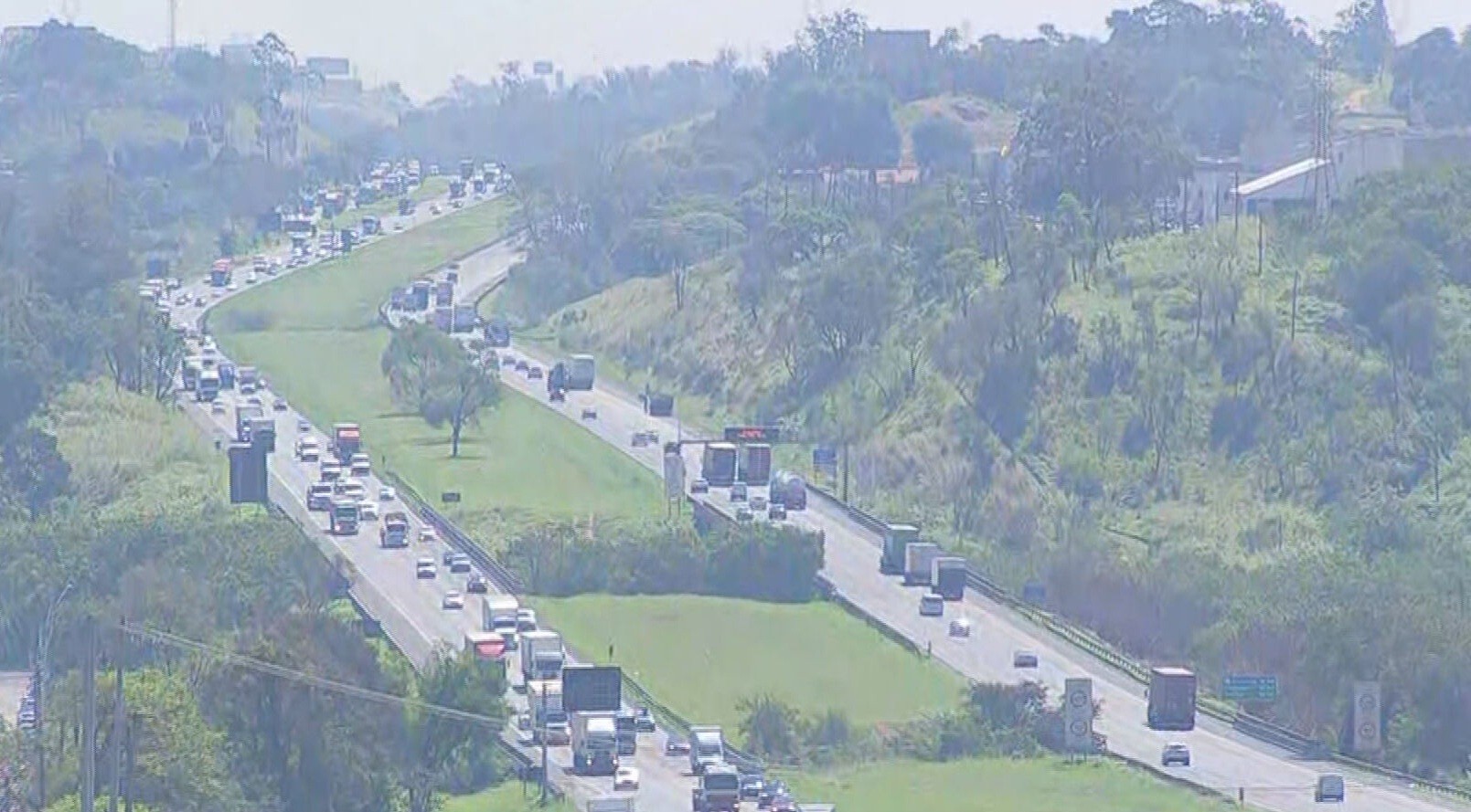 Motorista é mantido refém por duas horas após ter carga de 27 toneladas de açúcar roubada em Jundiaí